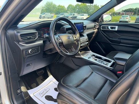 Used 2020 Ford Explorer XLT w/ Equipment Group 202A AWD/4WD image 14