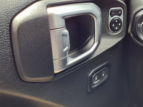 Used 2023 Jeep Gladiator Sport AWD/4WD image 12