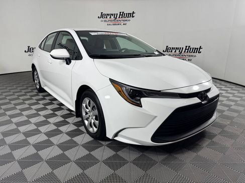 Used 2025 Toyota Corolla LE FWD image 5