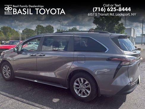 Used 2024 Toyota Sienna XLE FWD image 1