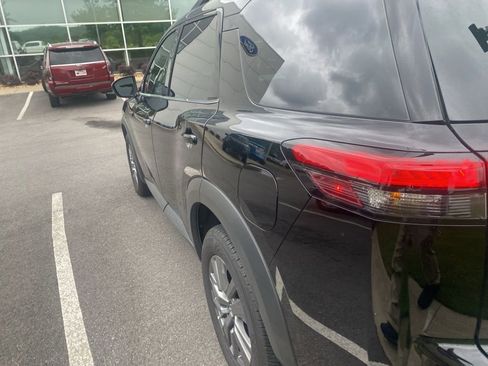 Used 2025 Nissan Pathfinder SV FWD image 10