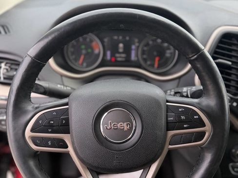 Used 2017 Jeep Cherokee Latitude w/ Cold Weather Group AWD/4WD image 13