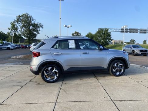 Used 2025 Hyundai Venue SEL FWD image 12