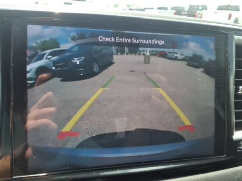 Used 2024 Chrysler Pacifica Touring-L FWD image 10