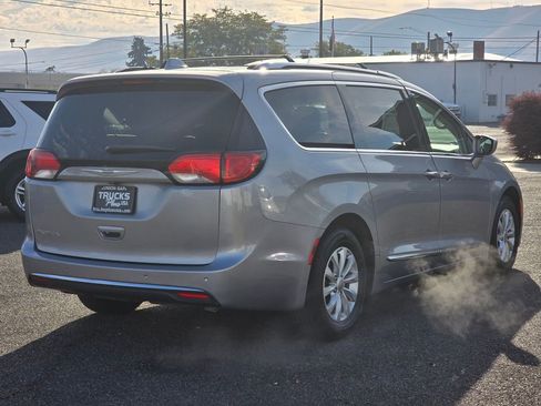 Used 2019 Chrysler Pacifica Touring-L image 5