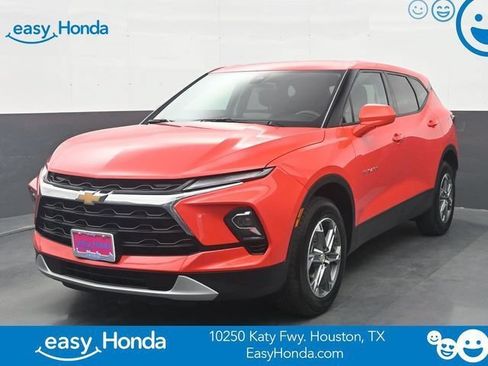 Used 2025 Chevrolet Blazer LT FWD image 1