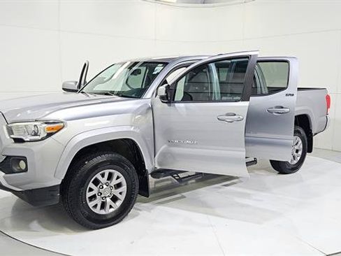 Used 2017 Toyota Tacoma SR5 w/ Tow Package RWD image 30