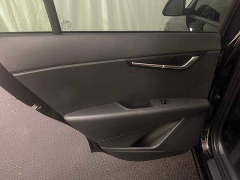 Used 2025 Kia Niro LX image 21