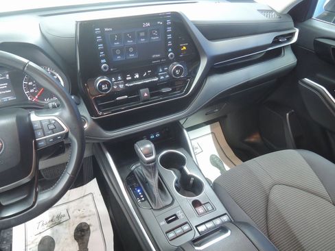 Used 2022 Toyota Highlander LE image 16
