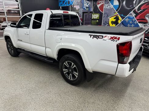 Used 2018 Toyota Tacoma TRD Sport AWD/4WD image 3