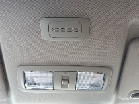 Used 2024 Nissan Frontier SV image 19