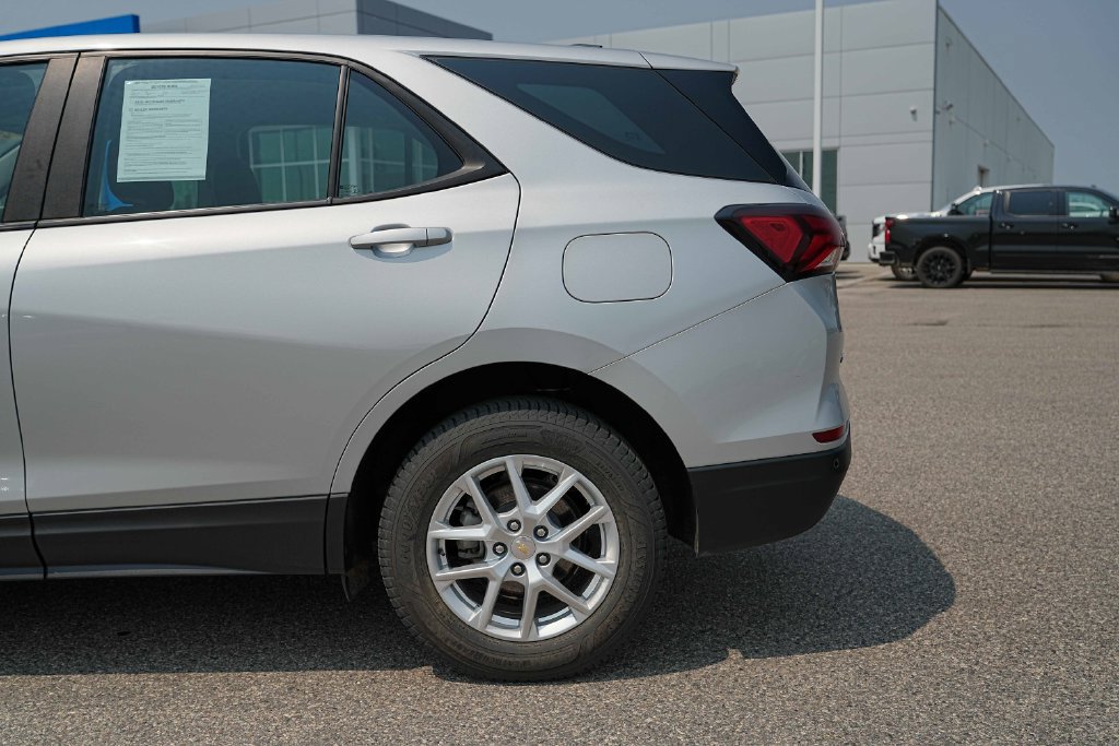 Used 2022 Chevrolet Equinox LS AWD/4WD image 13