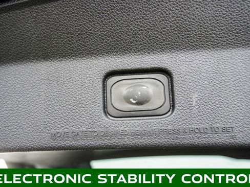 Used 2018 Ford Explorer XLT w/ XLT Appearance Package image 7