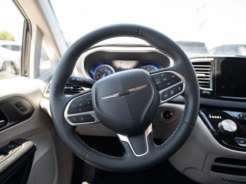 Used 2022 Chrysler Pacifica Touring-L image 26