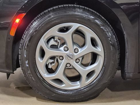 Used 2023 Chrysler Pacifica Limited w/ Uconnect Theater Family Group FWD image 28