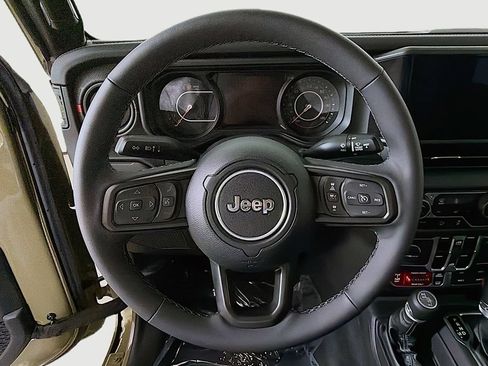 Used 2025 Jeep Gladiator Rubicon w/ Convenience Group AWD/4WD image 30