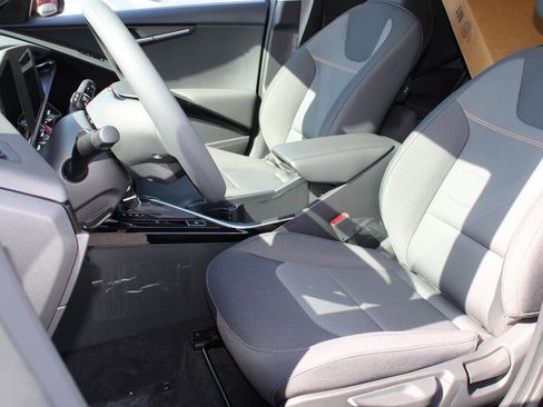 New 2025 Kia Niro LX image 14