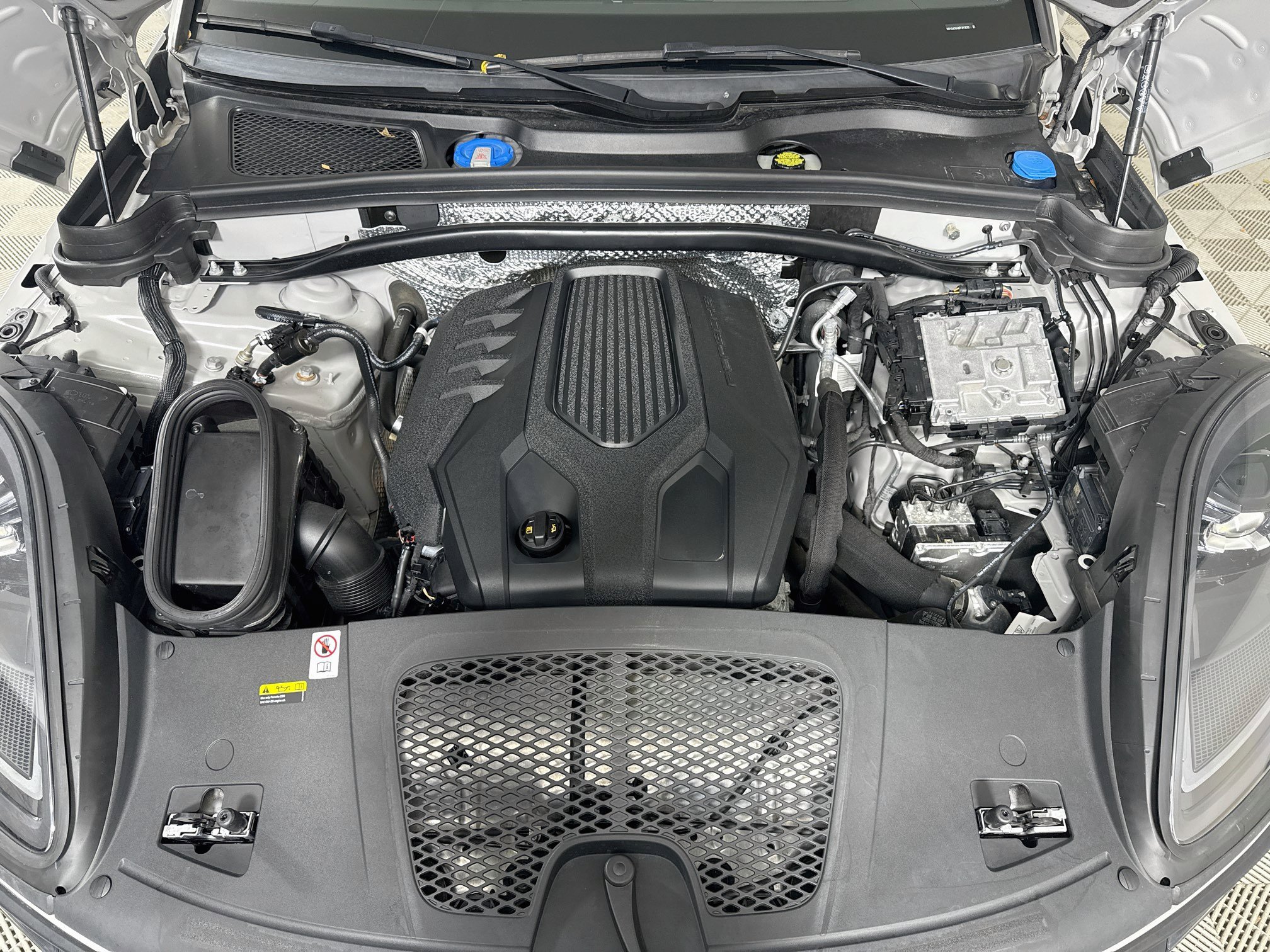 Certified 2023 Porsche Macan AWD/4WD image 29
