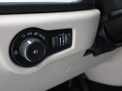 Used 2024 Chrysler Pacifica Touring-L FWD image 43