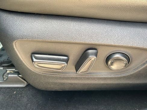 Used 2020 Toyota Highlander XLE FWD image 27