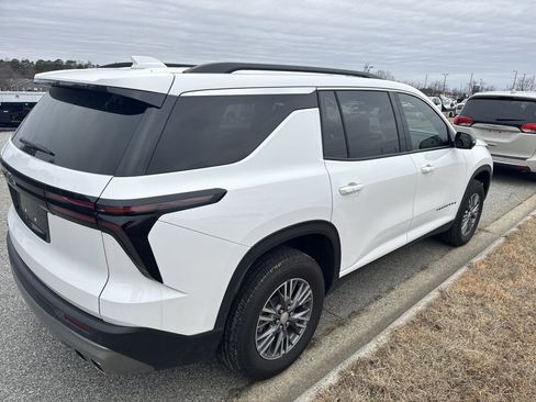 Certified 2025 Chevrolet Traverse LT w/ Driver Confidence Package image 10