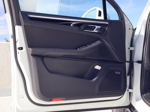 Certified 2025 Porsche Macan image 13