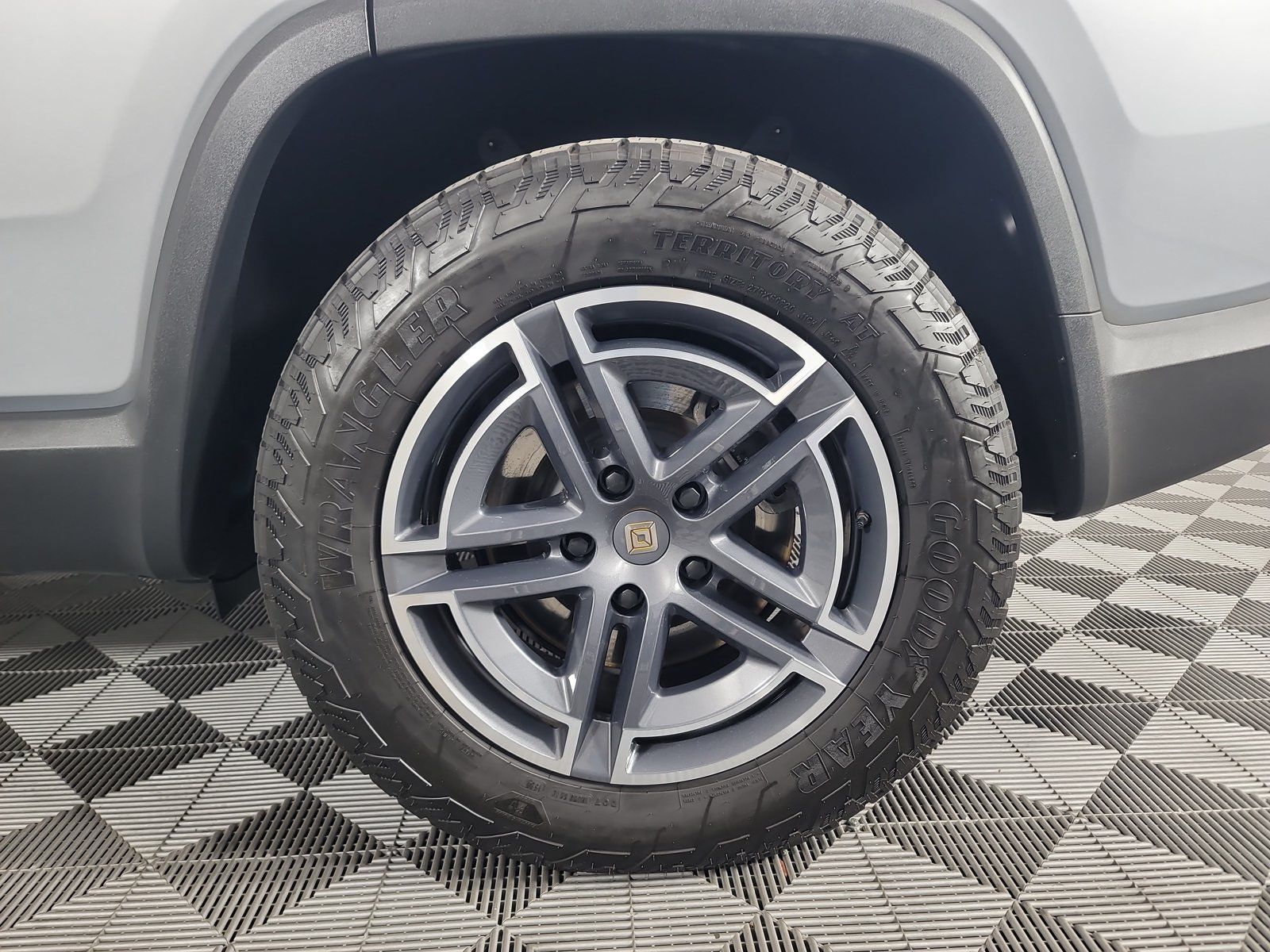 Used 2025 Rivian R1S Adventure Dual AWD/4WD image 10