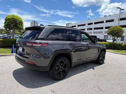 Used 2022 Jeep Grand Cherokee Altitude RWD image 12