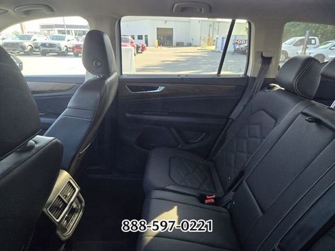 Used 2025 Volkswagen Atlas SE AWD/4WD image 3