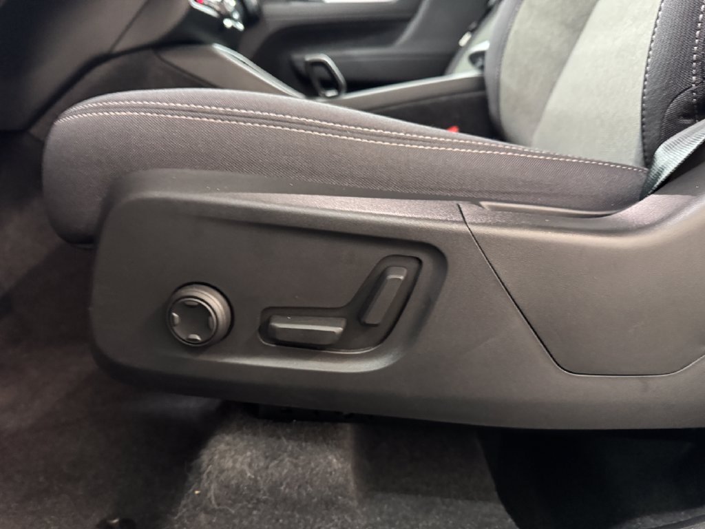 Used 2024 Volvo XC40 B5 Core AWD/4WD image 15