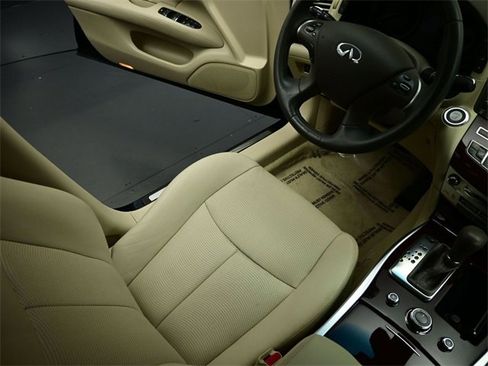 Used 2017 INFINITI Q70 3.7 image 9