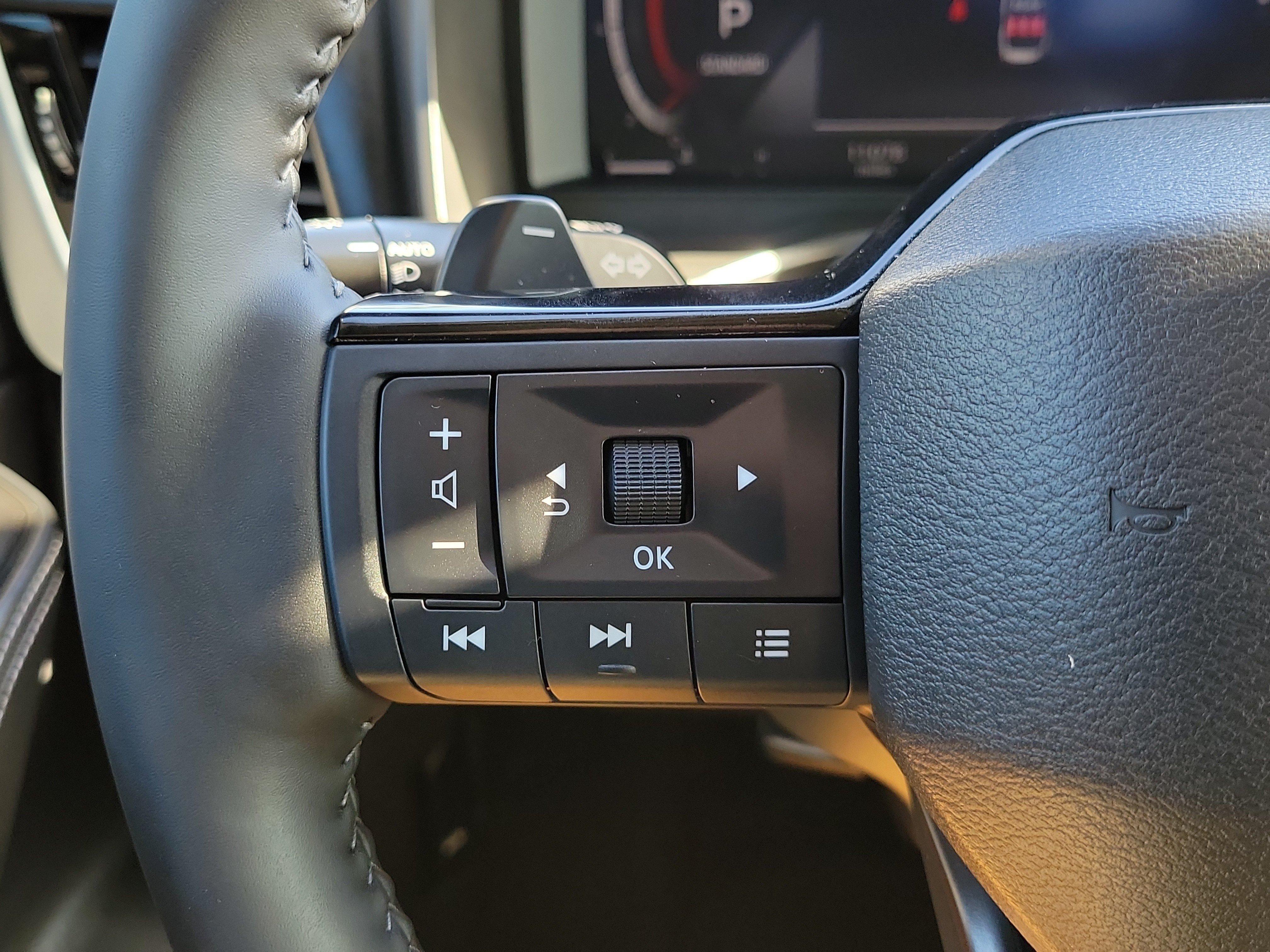 Certified 2025 Nissan Rogue Platinum w/ Platinum Premium Package FWD image 22