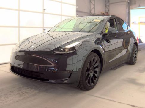 Used 2024 Tesla Model Y Long Range RWD image 1