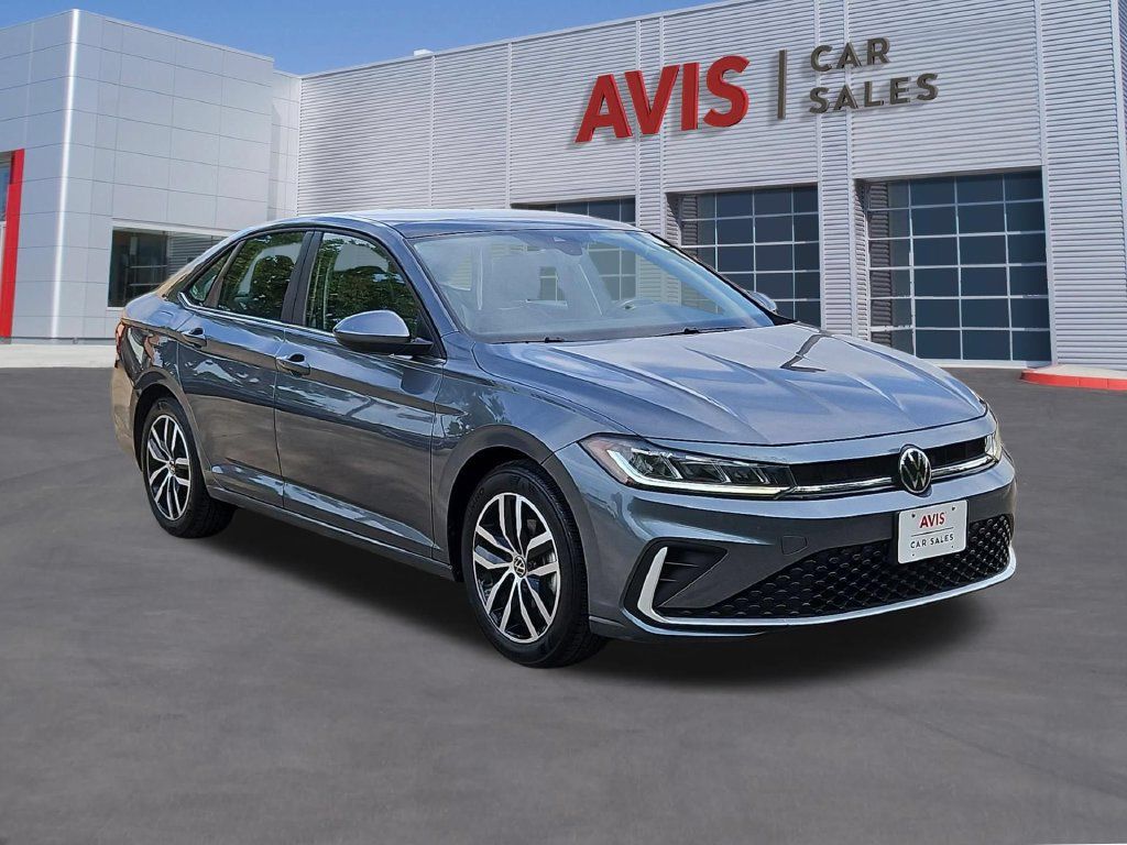 Used 2025 Volkswagen Jetta SE FWD image 3