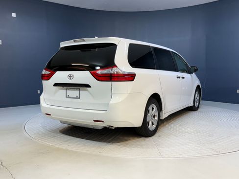 Used 2019 Toyota Sienna L image 9