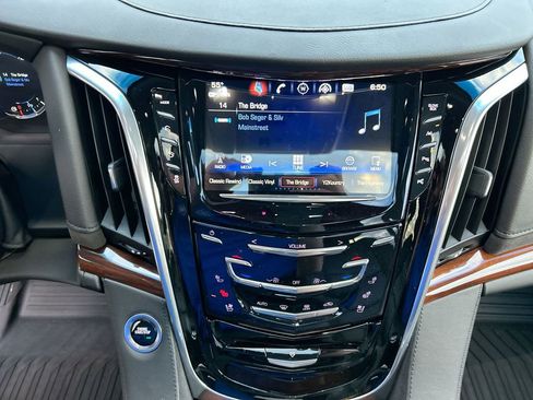 Used 2019 Cadillac Escalade Luxury w/ Escalade Sport Edition AWD/4WD image 16