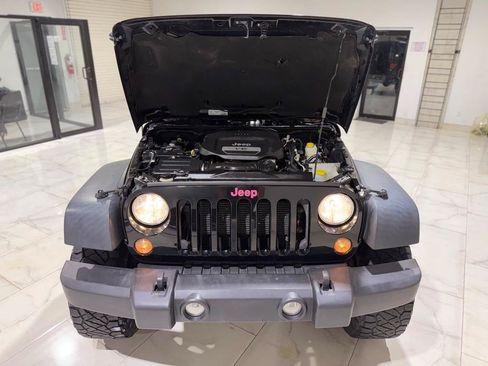 Used 2016 Jeep Wrangler Unlimited Rubicon w/ Connectivity Group AWD/4WD image 4
