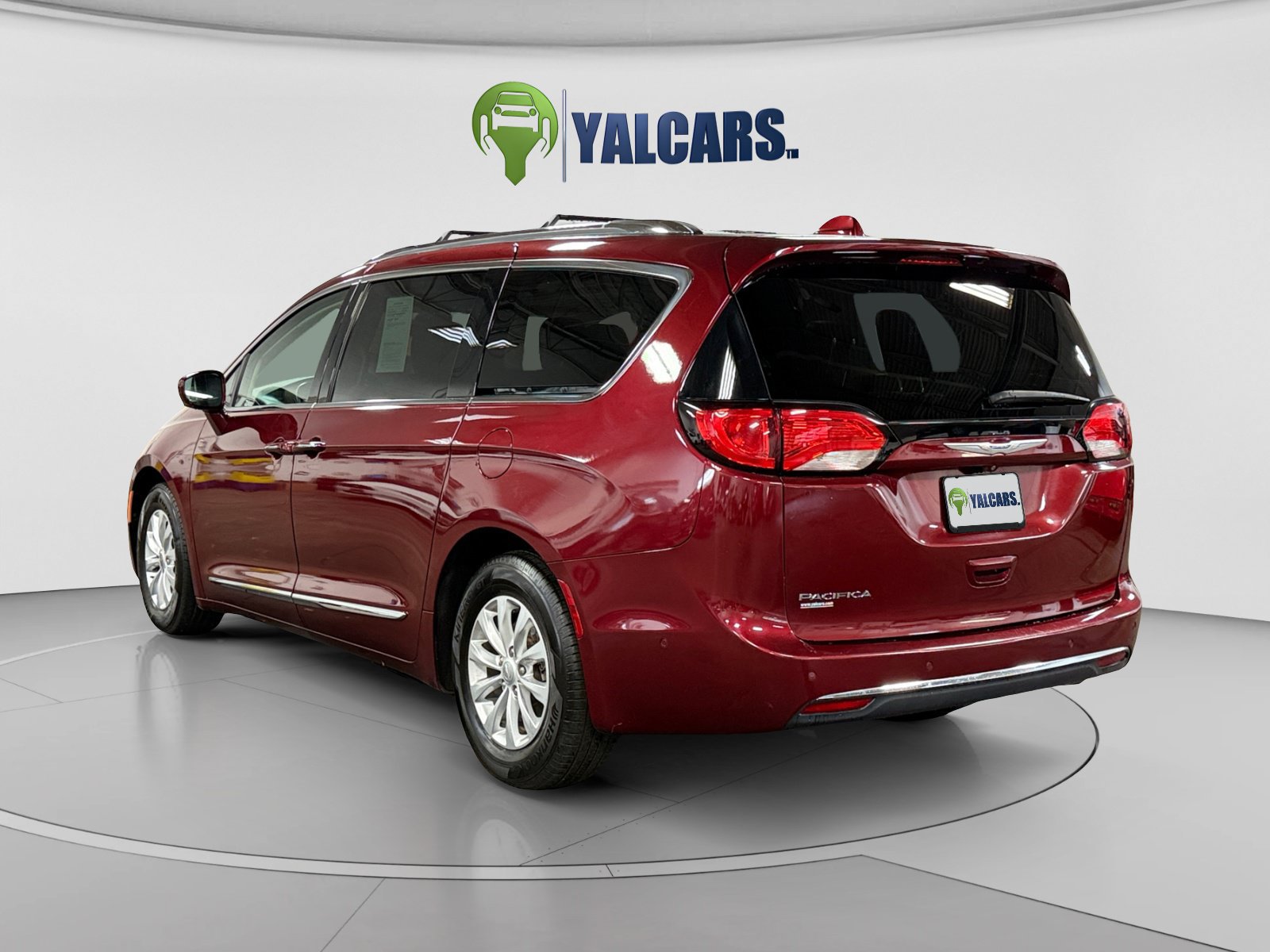 Used 2018 Chrysler Pacifica Touring-L Plus w/ Advanced Safetytec Group FWD image 3