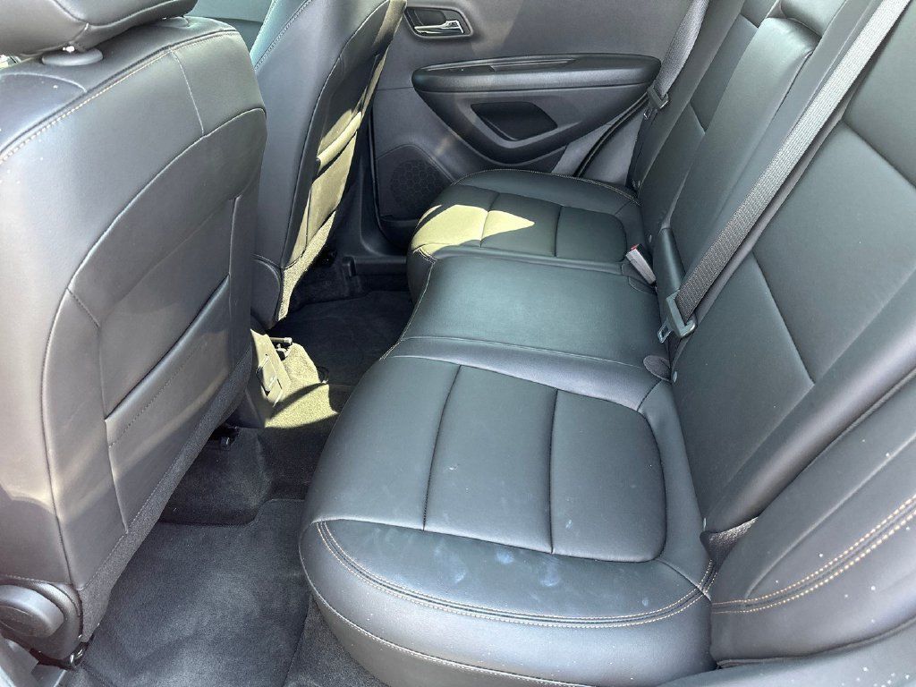 Used 2022 Chevrolet Trax LT w/ Premium Seat Package AWD/4WD image 18