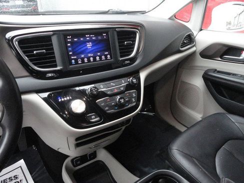 Used 2018 Chrysler Pacifica Touring-L image 7