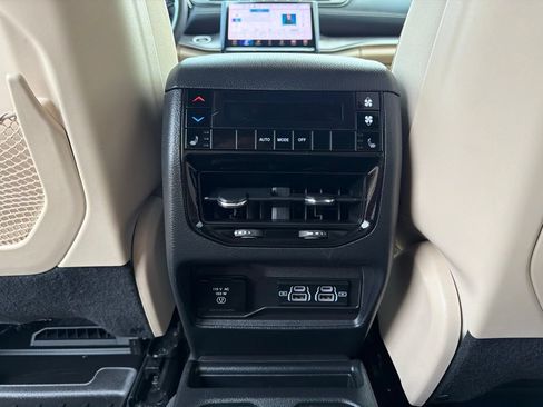 Used 2024 Jeep Grand Cherokee L Limited w/ Luxury Tech Group II AWD/4WD image 23