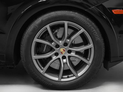 Certified 2024 Porsche Cayenne Turbo AWD/4WD image 17