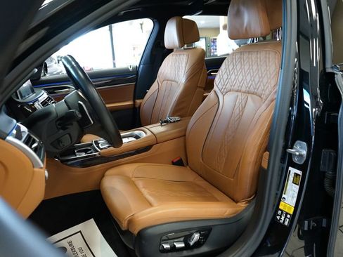 Used 2022 BMW 750i xDrive w/ Executive Package AWD/4WD image 2