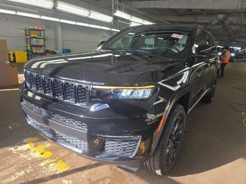 Used 2025 Jeep Grand Cherokee L Limited w/ Luxury Tech Group II image 2