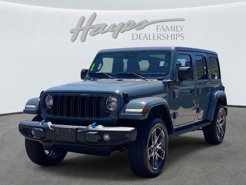 Used 2024 Jeep Wrangler Unlimited w/ Convenience Group AWD/4WD image 9
