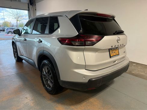 Used 2024 Nissan Rogue S AWD/4WD image 3