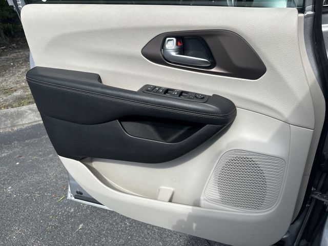 Used 2018 Chrysler Pacifica Touring-L FWD image 28