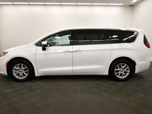 Used 2023 Chrysler Pacifica Touring-L FWD image 4