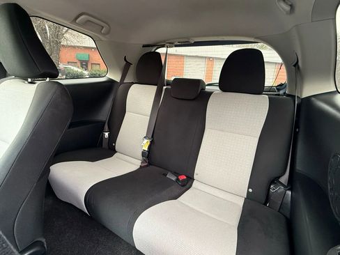 Used 2014 Toyota Yaris L image 16
