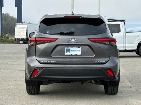 Used 2023 Toyota Highlander XLE AWD/4WD image 5